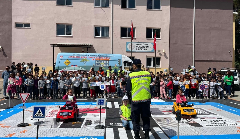 Akyazıda ilkokul ve ortaokul öğrencilerine trafik eğitimi