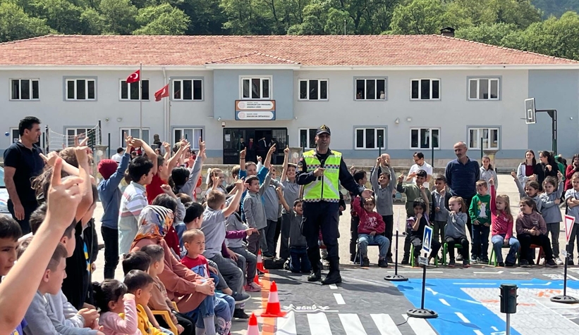 Akyazıda ilkokul ve ortaokul öğrencilerine trafik eğitimi