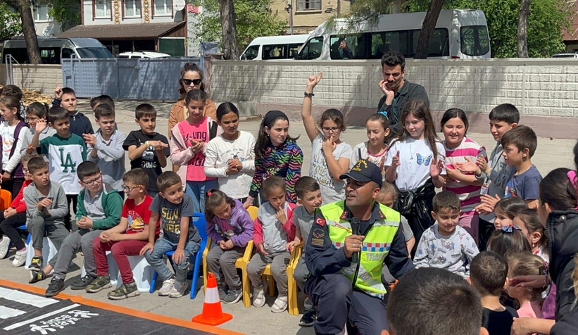 Akyazıda ilkokul ve ortaokul öğrencilerine trafik eğitimi