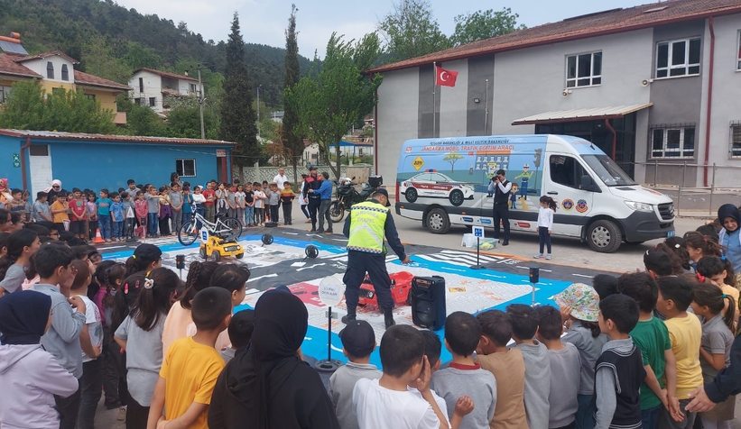 Akyazıda ilkokul ve ortaokul öğrencilerine trafik eğitimi