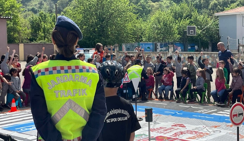 Akyazıda ilkokul ve ortaokul öğrencilerine trafik eğitimi