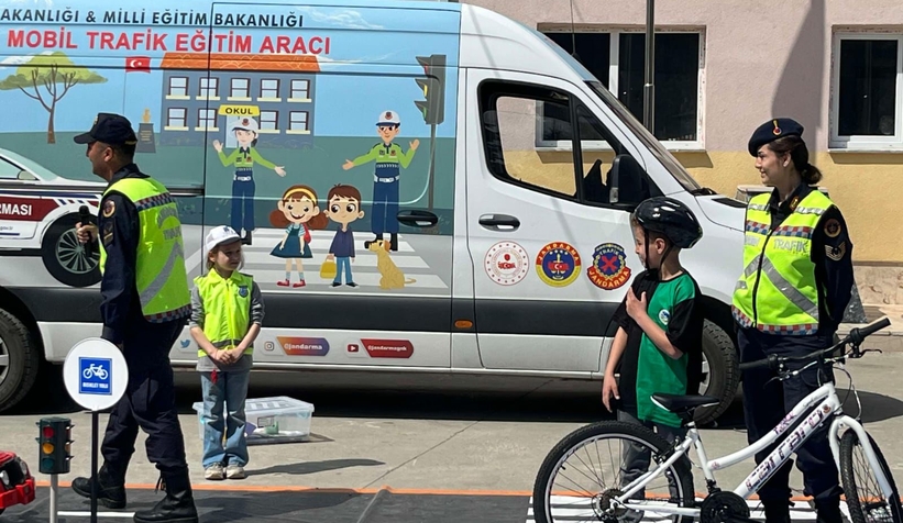 Akyazıda ilkokul ve ortaokul öğrencilerine trafik eğitimi