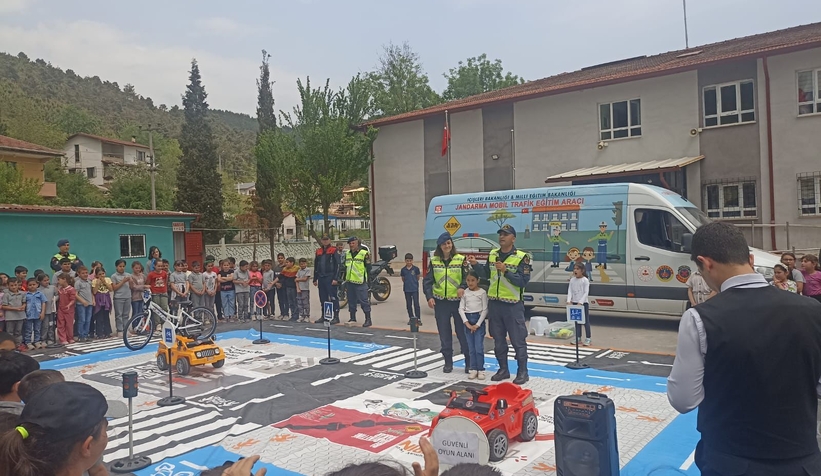 Akyazıda ilkokul ve ortaokul öğrencilerine trafik eğitimi