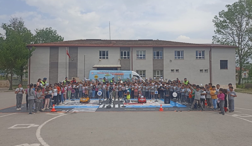 Akyazıda ilkokul ve ortaokul öğrencilerine trafik eğitimi