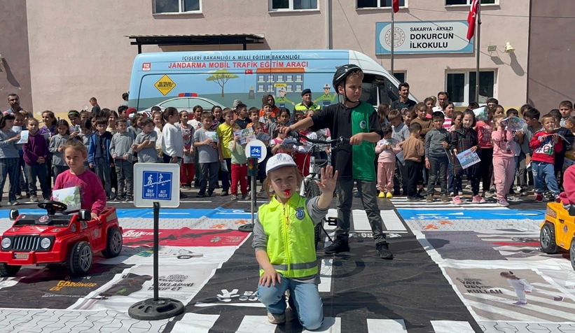 Akyazıda ilkokul ve ortaokul öğrencilerine trafik eğitimi