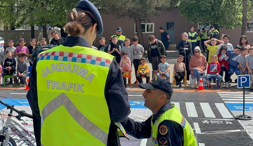 Akyazıda ilkokul ve ortaokul öğrencilerine trafik eğitimi