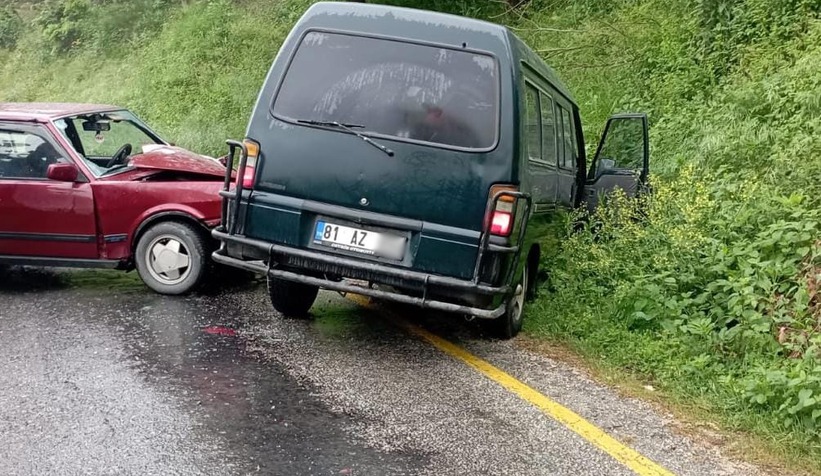 Akyazıda kaza: 3 yaralı