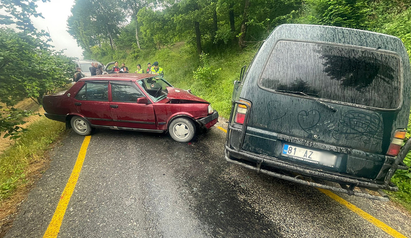 Akyazıda kaza: 3 yaralı