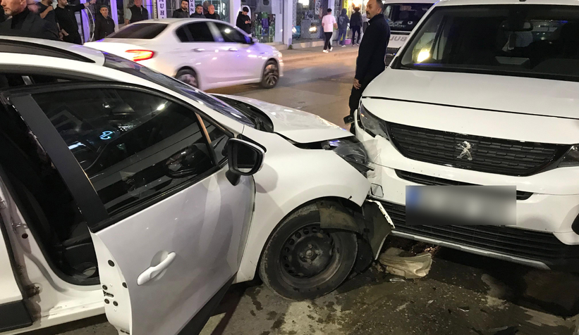 Akyazıda kaza: 5 yaralı