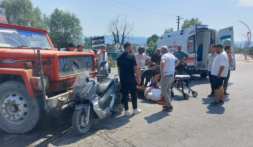 Akyazı’da motosiklet sulama tankeri ile çarpıştı