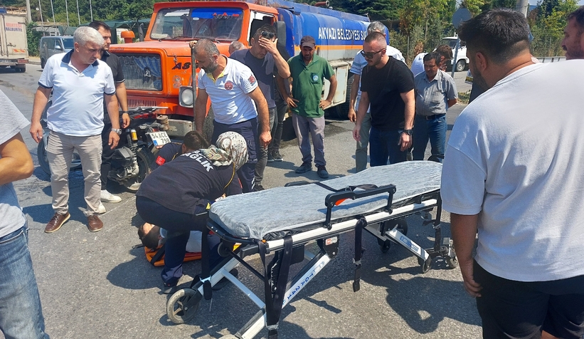 Akyazı’da motosiklet sulama tankeri ile çarpıştı