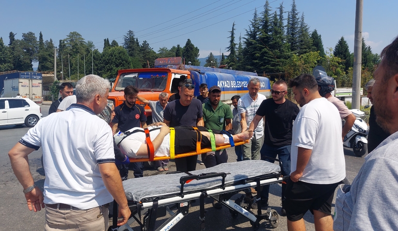Akyazı’da motosiklet sulama tankeri ile çarpıştı