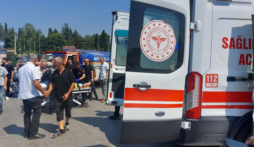 Akyazı’da motosiklet sulama tankeri ile çarpıştı