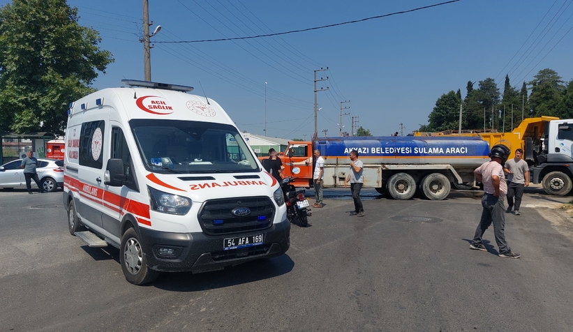 Akyazı’da motosiklet sulama tankeri ile çarpıştı