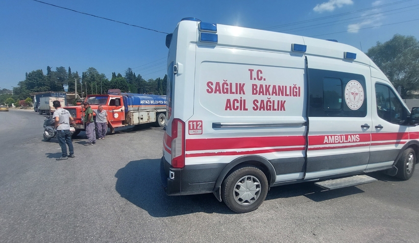 Akyazı’da motosiklet sulama tankeri ile çarpıştı