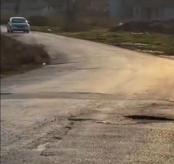 akyazida-motosikleti-cukurda-zarar-gordu-tepki-gosterdinddpawkzux