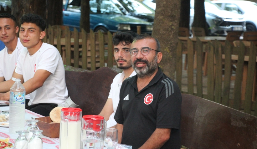 akyazida-ornek-bulusma-karaoglan-sporcularla-bir-aradayxrtvwjzcx