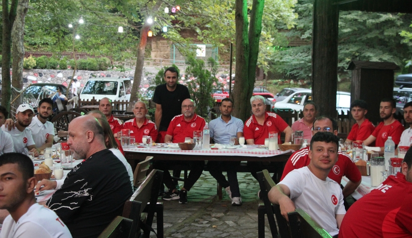 akyazida-ornek-bulusma-karaoglan-sporcularla-bir-aradayxrtvwjzcx