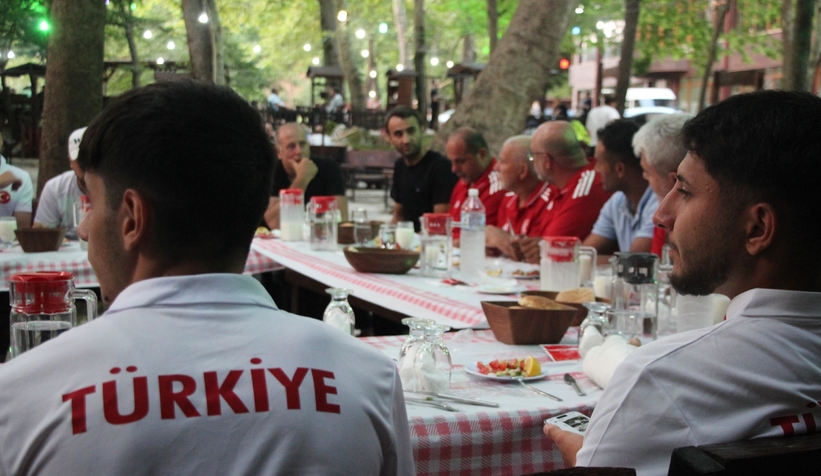 akyazida-ornek-bulusma-karaoglan-sporcularla-bir-aradayxrtvwjzcx