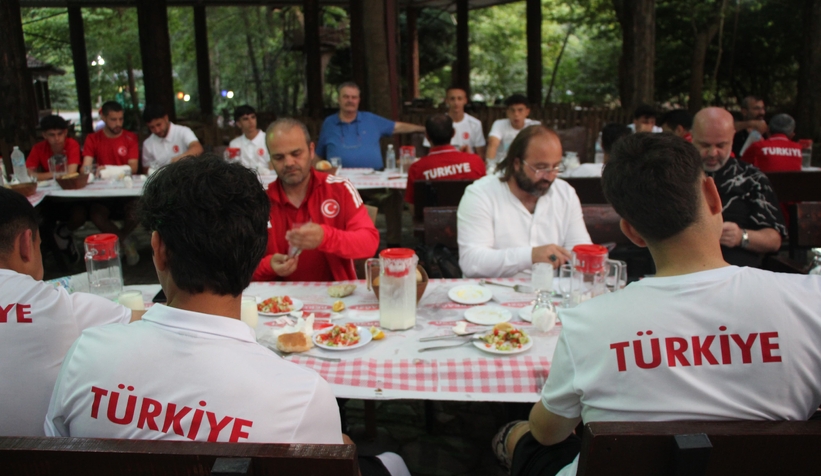 akyazida-ornek-bulusma-karaoglan-sporcularla-bir-aradayxrtvwjzcx