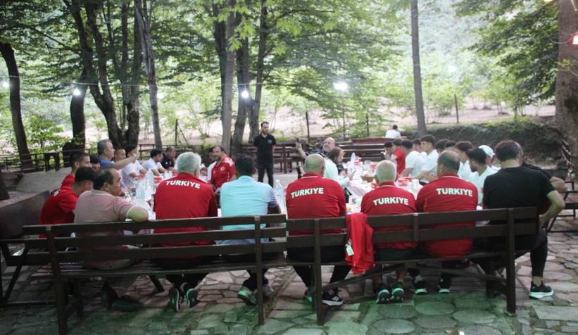 akyazida-ornek-bulusma-karaoglan-sporcularla-bir-aradayxrtvwjzcx