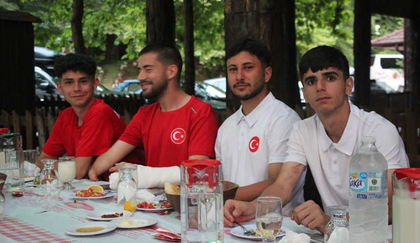 akyazida-ornek-bulusma-karaoglan-sporcularla-bir-aradayxrtvwjzcx