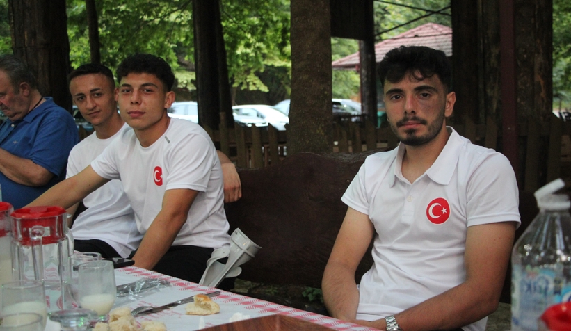 akyazida-ornek-bulusma-karaoglan-sporcularla-bir-aradayxrtvwjzcx