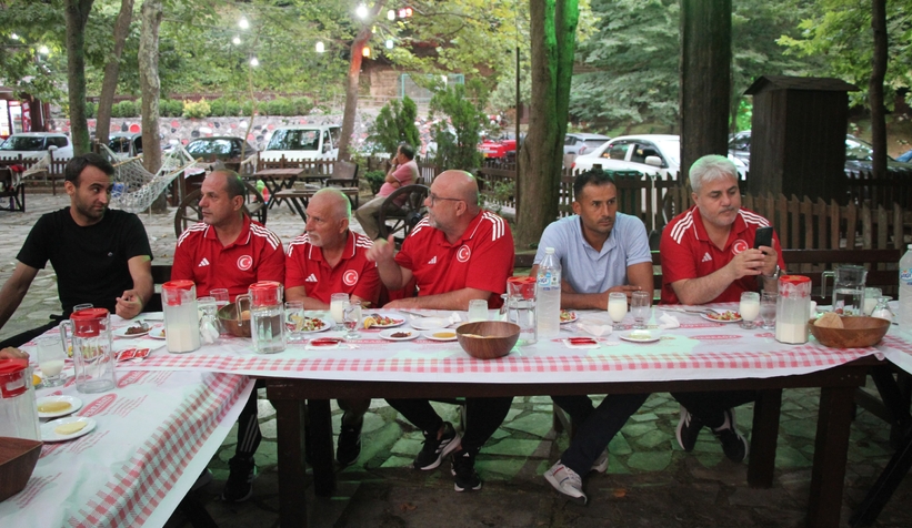 akyazida-ornek-bulusma-karaoglan-sporcularla-bir-aradayxrtvwjzcx