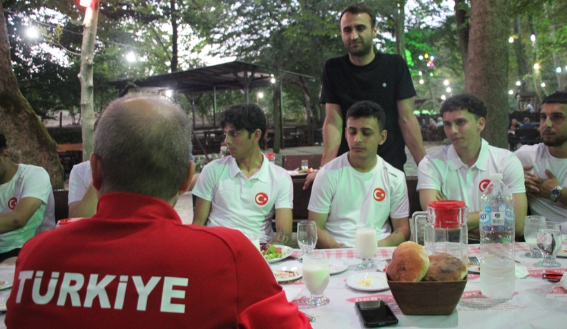 akyazida-ornek-bulusma-karaoglan-sporcularla-bir-aradayxrtvwjzcx