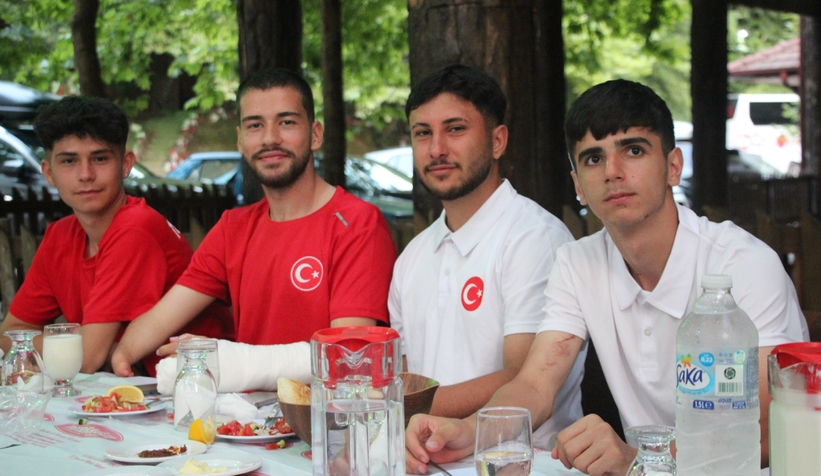 akyazida-ornek-bulusma-karaoglan-sporcularla-bir-aradayxrtvwjzcx