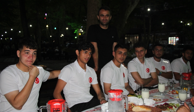 akyazida-ornek-bulusma-karaoglan-sporcularla-bir-aradayxrtvwjzcx