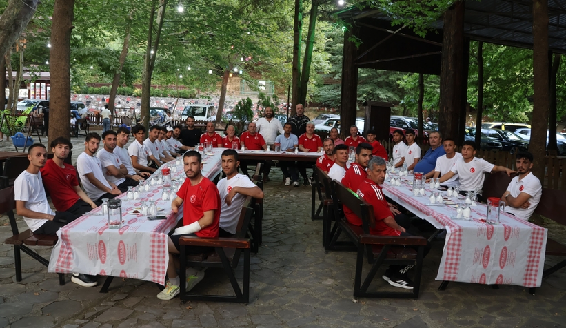 akyazida-ornek-bulusma-karaoglan-sporcularla-bir-aradayxrtvwjzcx