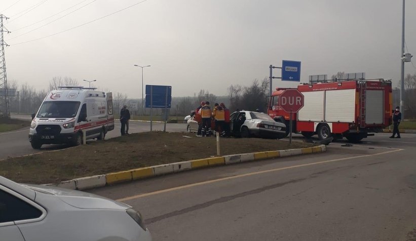 Akyazıda sabıkalı kavşakta kaza