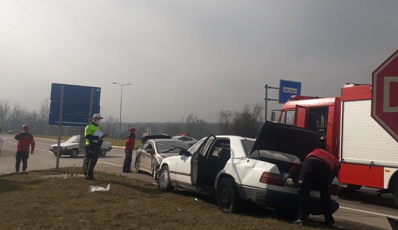 Akyazıda sabıkalı kavşakta kaza