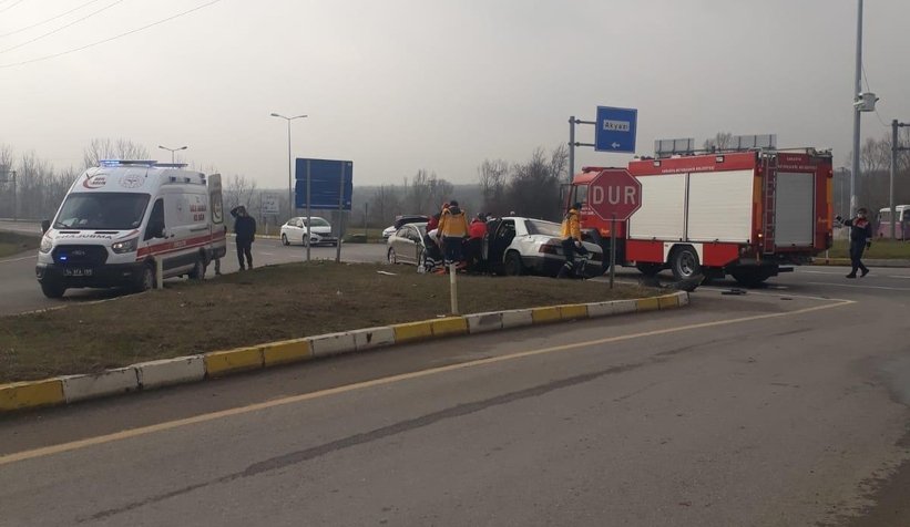 Akyazıda sabıkalı kavşakta kaza