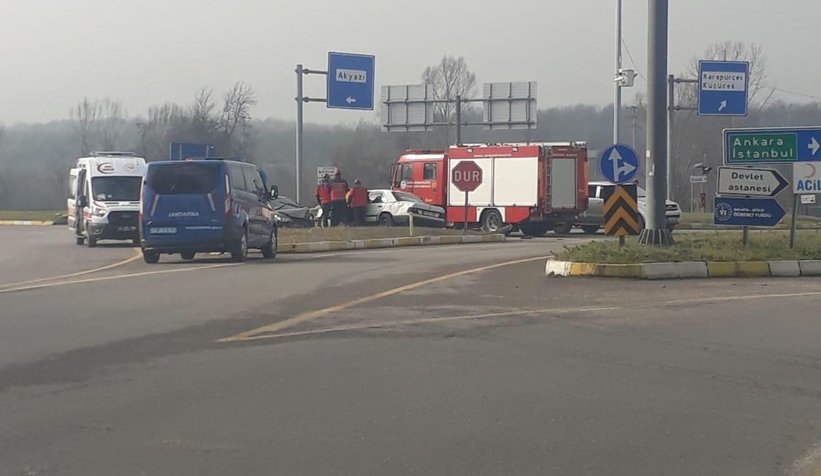Akyazıda sabıkalı kavşakta kaza