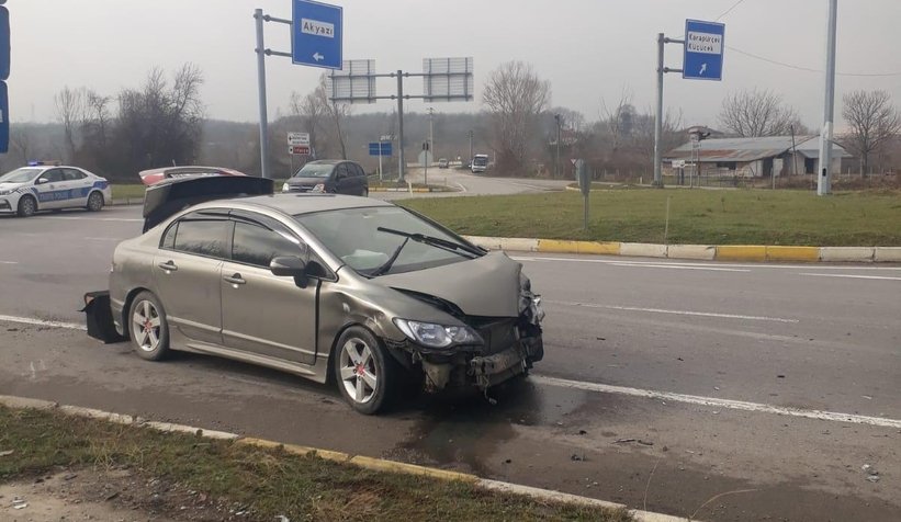 Akyazıda sabıkalı kavşakta kaza