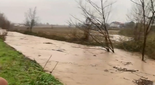 Akyazıda şiddetli yağış dereler taşma noktasına geldi