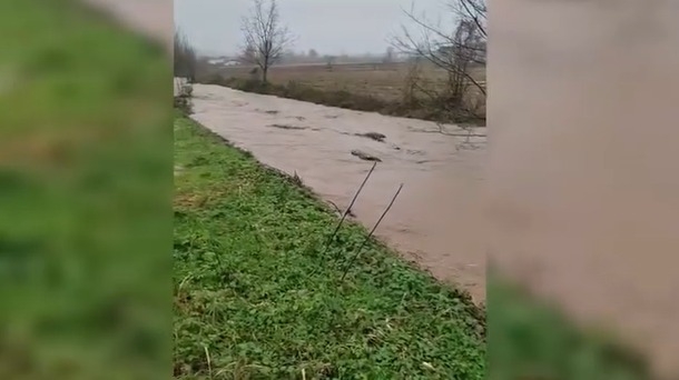 Akyazıda şiddetli yağış dereler taşma noktasına geldi