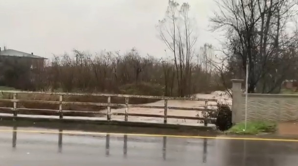 Akyazıda şiddetli yağış dereler taşma noktasına geldi