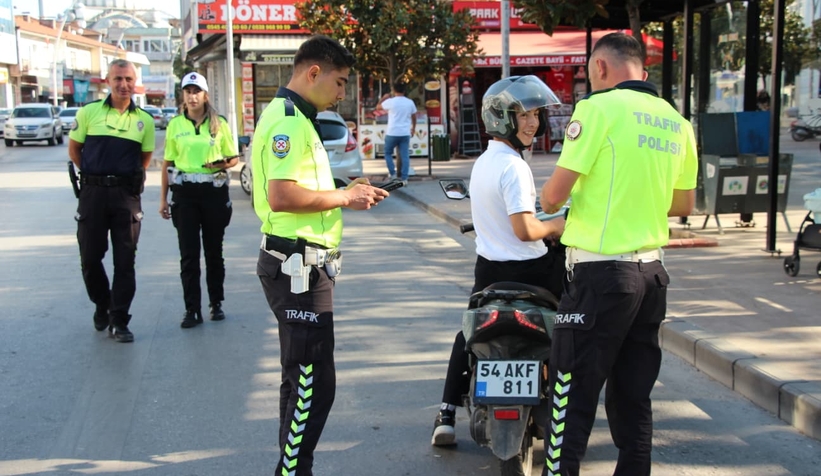 akyazida-trafik-denetimleri-araliksiz-suruyortm1zaty2rt
