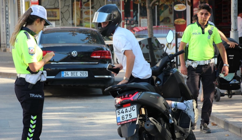 akyazida-trafik-denetimleri-araliksiz-suruyortm1zaty2rt