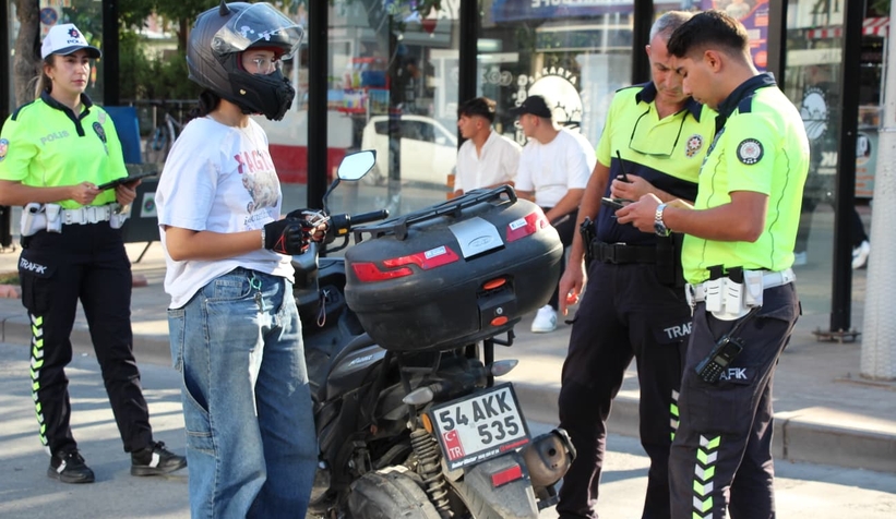 akyazida-trafik-denetimleri-araliksiz-suruyortm1zaty2rt