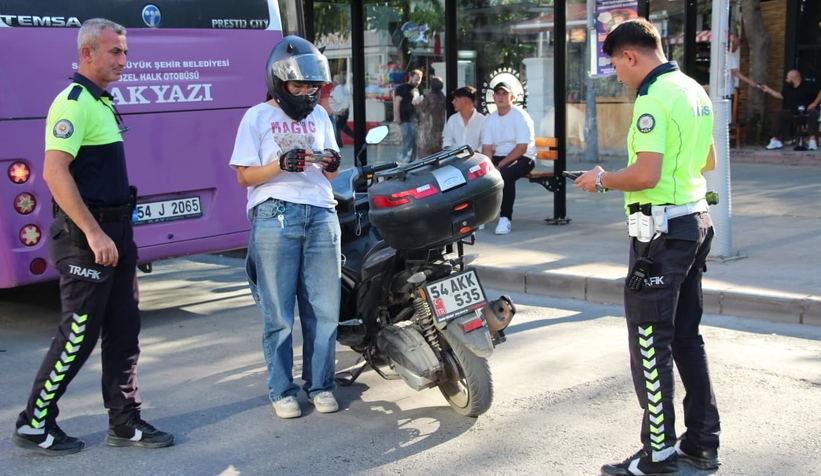 akyazida-trafik-denetimleri-araliksiz-suruyortm1zaty2rt