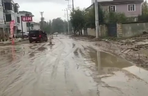 Akyazıda vatandaş ve öğrencilerin çamur çilesi