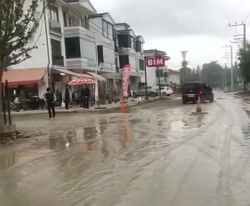 Akyazıda vatandaş ve öğrencilerin çamur çilesi