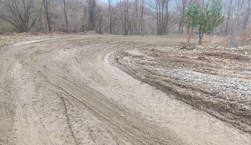 Akyazıda vatandaşın yol tepkisi; Çamur içinde