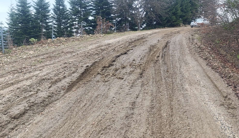 Akyazıda vatandaşın yol tepkisi; Çamur içinde