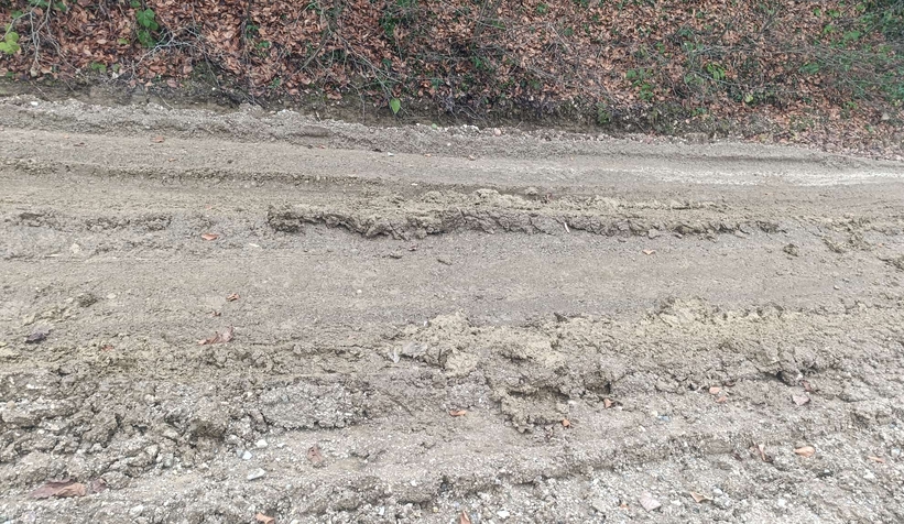 Akyazıda vatandaşın yol tepkisi; Çamur içinde