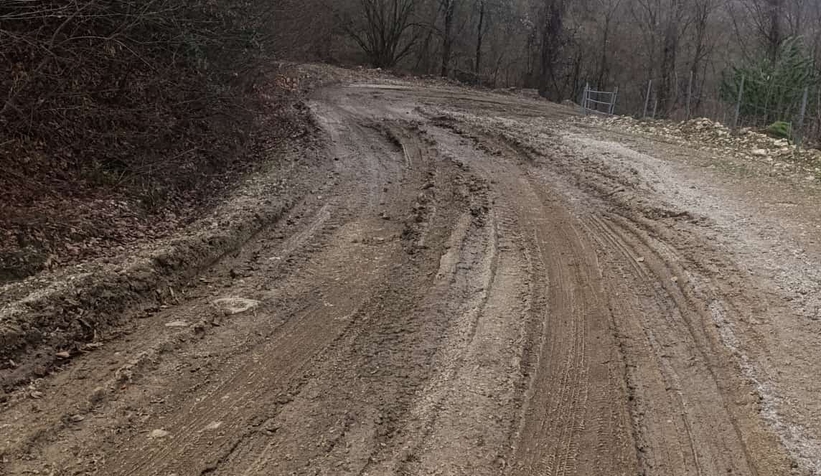 Akyazıda vatandaşın yol tepkisi; Çamur içinde